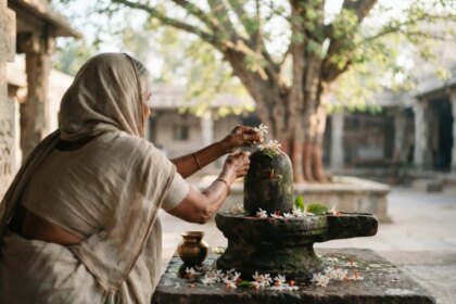 शिव पूजा का दिव्य रहस्य: आखिर क्यों महादेव को केवल जमीन पर गिरे पारिजात ही चढ़ाए जाते हैं?